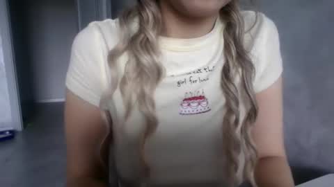 Snapshot of nataliexo111 chatting on 12.14.25 Natali online show from 12.14.25