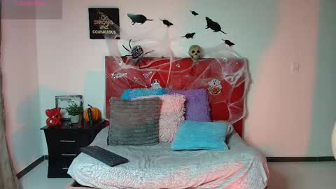 Snapshot of nathaly_stepmom chatting on 10.17.25 Natha online show from 10.17.25