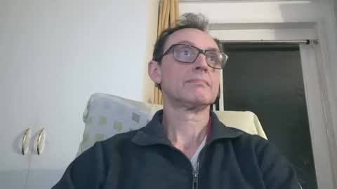 Snapshot of naturista25 chatting on 12.17.25 naturista25 online show from 12.17.25