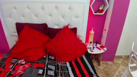 Snapshot of naty_dubois chatting on 12.12.24 Naty online show from 12.12.24