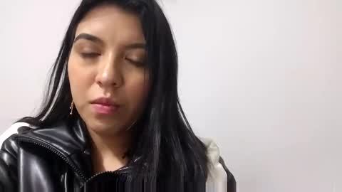 Snapshot of naty_dubois chatting on 10.05.25 Naty online show from 10.05.25