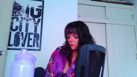 Em  please help me reach 100 thumbs up 3 online show from 09.16.25