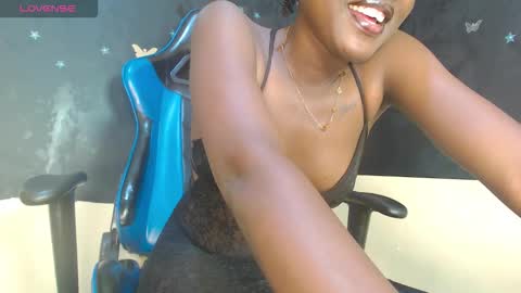 Snapshot of naughty_kitty021 chatting on 11.01.25 naomi online show from 11.01.25