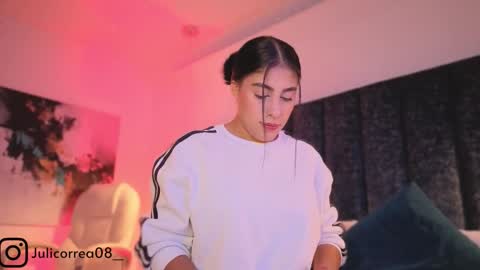 Juli  online show from 02.16.26