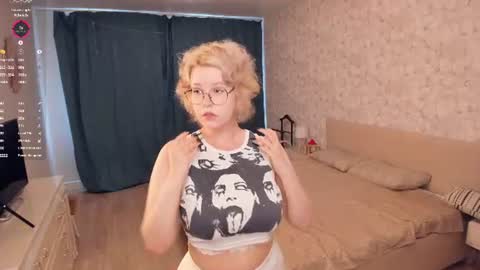 Snapshot of nelly_gloss chatting on 06.12.26 nelly_gloss online show from 06.12.26