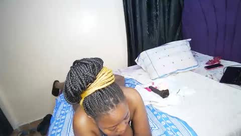 Snapshot of nellyeluxe chatting on 12.16.25 nellyeluxe online show from 12.16.25