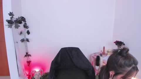 Snapshot of nesuko_evil chatting on 10.04.25 Marie online show from 10.04.25