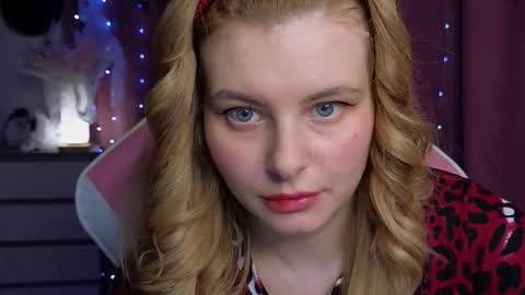 Snapshot of newdayo chatting on 10.31.25 newdayo online show from 10.31.25