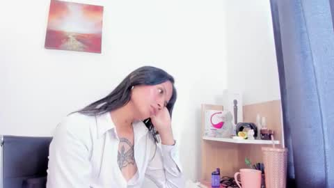 laura  online show from 10.08.25