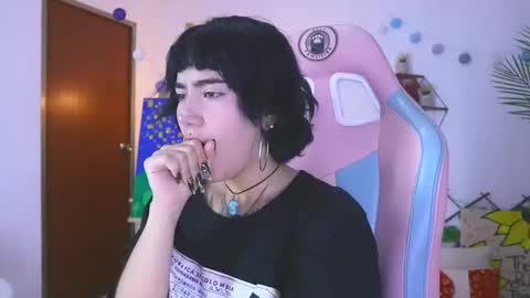 Snapshot of nia_mitsuki chatting on 12.27.24 samanta online show from 12.27.24