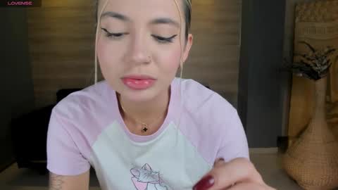 Snapshot of niaholland chatting on 10.23.25 SQUIRTER DOLL    online show from 10.23.25