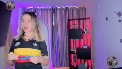 Snapshot of nickywindsor chatting on 06.17.26 Nicky online show from 06.17.26