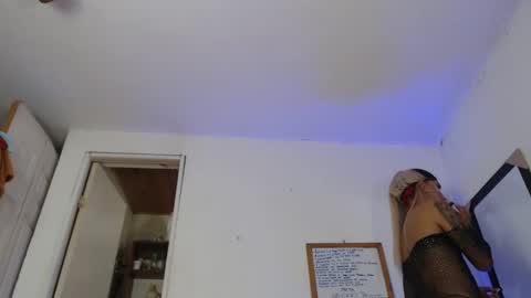 Snapshot of nico_hoot chatting on 02.11.25 sammy hoot online show from 02.11.25