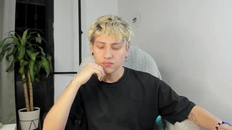 Snapshot of nico_nico_xd chatting on 10.18.25 Nico  online show from 10.18.25