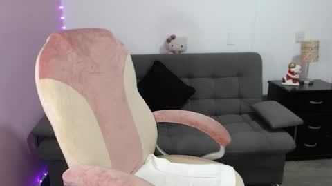 nicole Storm online show from 12.04.25