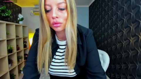 Snapshot of nicole___19 chatting on 03.11.25 Nico online show from 03.11.25