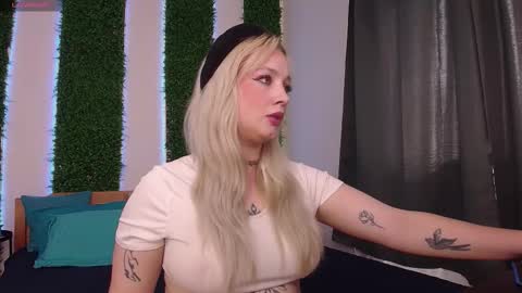 Snapshot of nicole__aniston__ chatting on 09.26.25 Nicole online show from 09.26.25