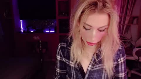 Snapshot of nicole_g0ld_ chatting on 09.16.25 Nicole online show from 09.16.25
