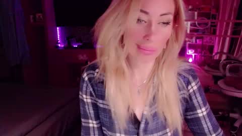 Snapshot of nicole_g0ld_ chatting on 09.19.25 Nicole online show from 09.19.25