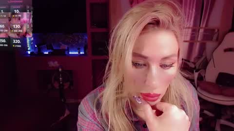 Snapshot of nicole_g0ld_ chatting on 09.28.25 Nicole online show from 09.28.25