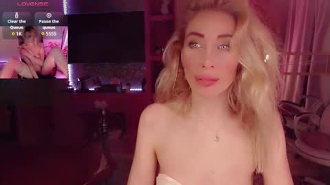 Snapshot of nicole_g0ld_ chatting on 10.04.25 Nicole online show from 10.04.25