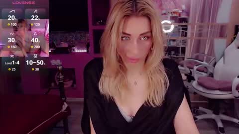 Snapshot of nicole_g0ld_ chatting on 10.11.25 Nicole online show from 10.11.25