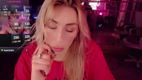 Snapshot of nicole_g0ld_ chatting on 10.17.25 Nicole online show from 10.17.25