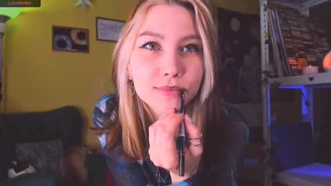 Snapshot of nicole_matt chatting on 10.15.25 Nicole online show from 10.15.25
