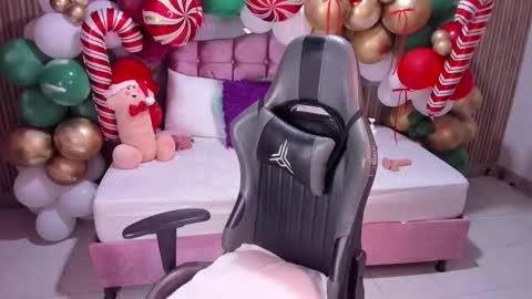 nicolee19_ online show from 12.20.25