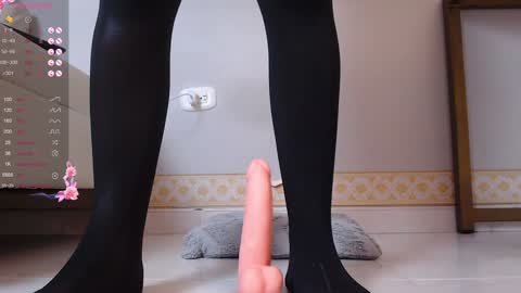 Nicol Flores  GMT-5 1530-2200  online show from 12.29.24