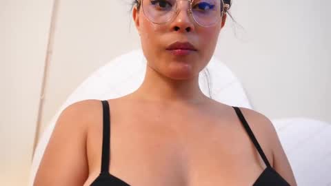 Nicol Flores  GMT-5 1530-2200  online show from 09.17.25