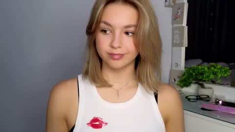 Snapshot of nicolelevis chatting on 12.05.25 Nicole online show from 12.05.25