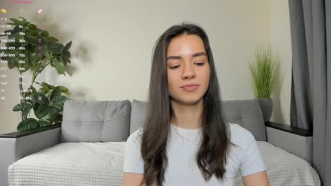 Snapshot of nicoleluuv chatting on 12.20.24 Dua Lipa online show from 12.20.24