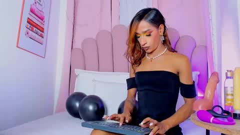 nicolemadrird online show from 11.28.25