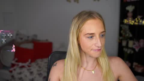 nicolette__shea_ online show from 01.05.25