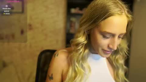 nicolette__shea_ online show from 10.18.25