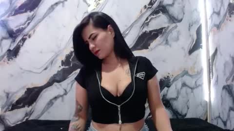 nicolle gomes online show from 12.17.25
