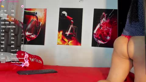 nicolle_hanks1 online show from 10.24.25