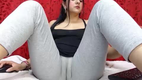 Snapshot of nicolleowens chatting on 05.19.26 NICOLLE online show from 05.19.26
