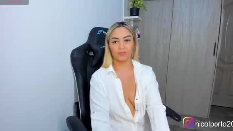 Snapshot of nicolporto chatting on 11.20.25 Nicol online show from 11.20.25