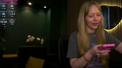 Snapshot of nika_dream_ chatting on 06.22.26 LIana online show from 06.22.26