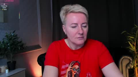 Snapshot of nika_smit chatting on 04.25.26 Nika online show from 04.25.26