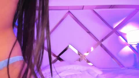 Snapshot of nikii_white chatting on 02.14.25 nikii_white online show from 02.14.25