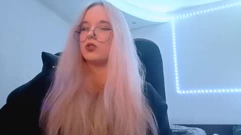 Snapshot of nikitamobbs chatting on 11.10.25 Trax online show from 11.10.25