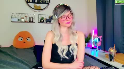 Snapshot of nikki_goldberg chatting on 01.22.25 Kitty Chatte online show from 01.22.25
