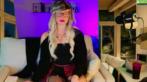 Snapshot of nikki_goldberg chatting on 09.11.25 Kitty Chatte online show from 09.11.25