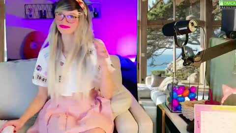 Snapshot of nikki_goldberg chatting on 10.05.25 Kitty Chatte online show from 10.05.25