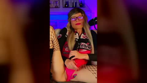 Snapshot of nikki_goldberg chatting on 05.21.26 Kitty Chatte online show from 05.21.26