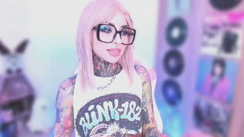 Snapshot of nikkiramone chatting on 01.06.26 Nikki Ramone online show from 01.06.26