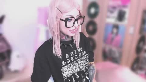 Snapshot of nikkiramone chatting on 01.09.26 Nikki Ramone online show from 01.09.26